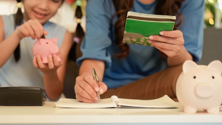 Copiii dintr-o țară europeană vor primi bani pentru pensie încă de la 6 ani. Cât va depune statul lunar