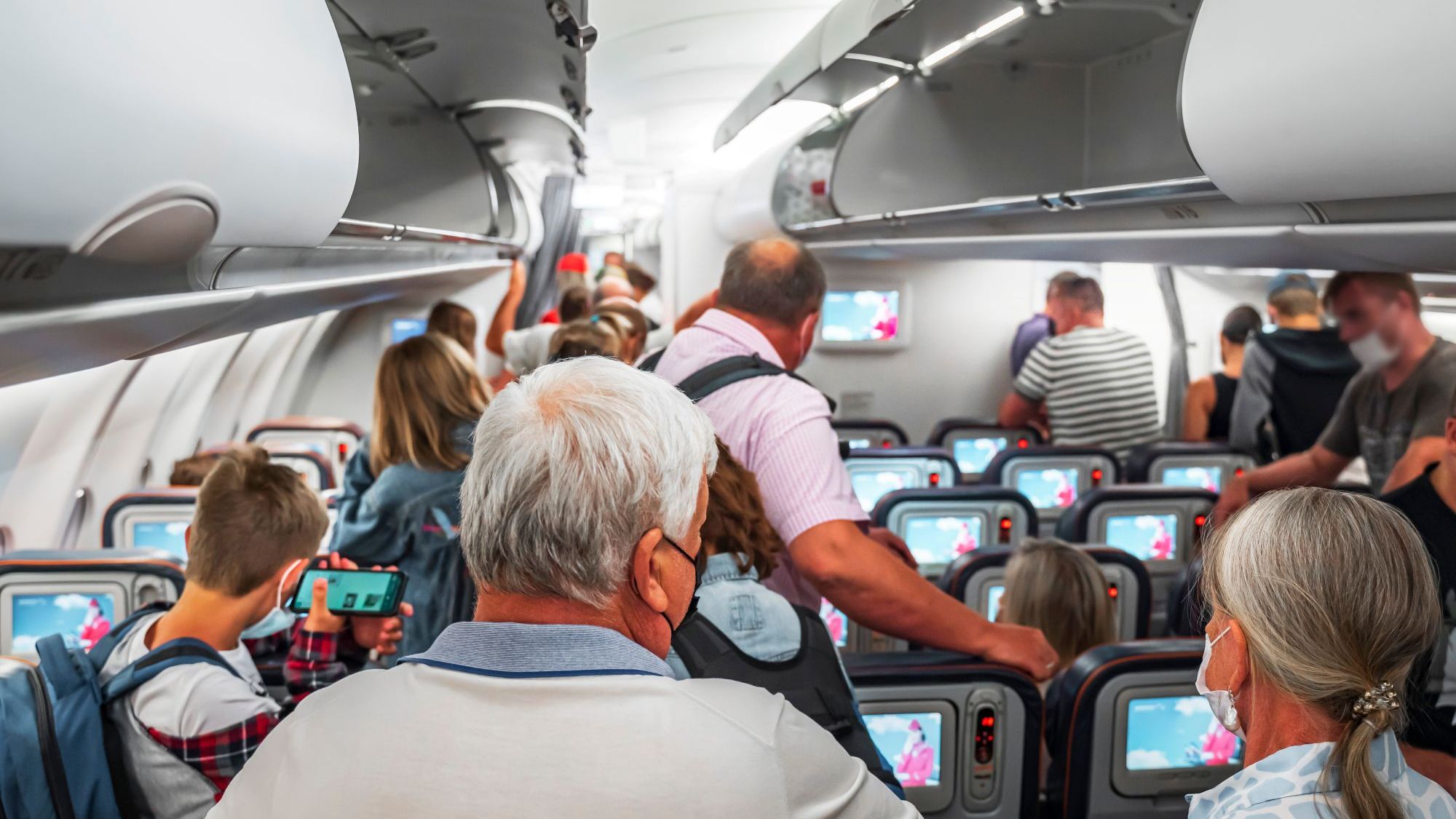 Atenție români! Turcii îi amendează pe călătorii care se ridică de pe locuri înainte de oprirea avionului. Cât este amenda