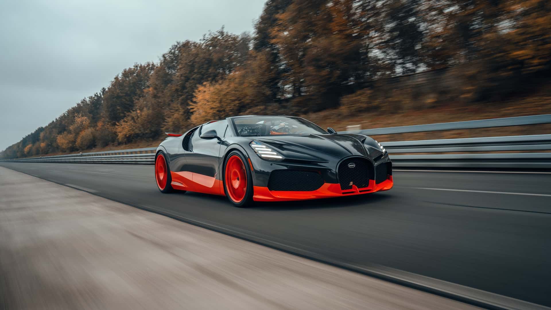 GALERIE FOTO | Cea mai rapidă decapotabilă din lume este un Bugatti: Prinde 454 km/h și i-a surprins pe creatorii săi