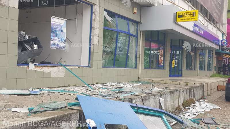 In Arad a fost aruncat in aer un bancomat. Hotii, insa, nu au reusit sa fure nimic pentru ca bancomatul era gol!