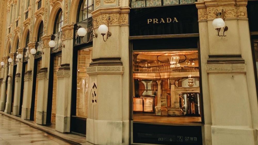 Surpriză: Grupul italian Prada ia în calcul să cumpere Versace