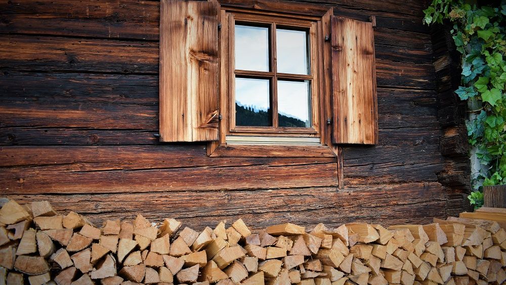 Ce se potrivește mai bine casei tale: lemn sau termopan?