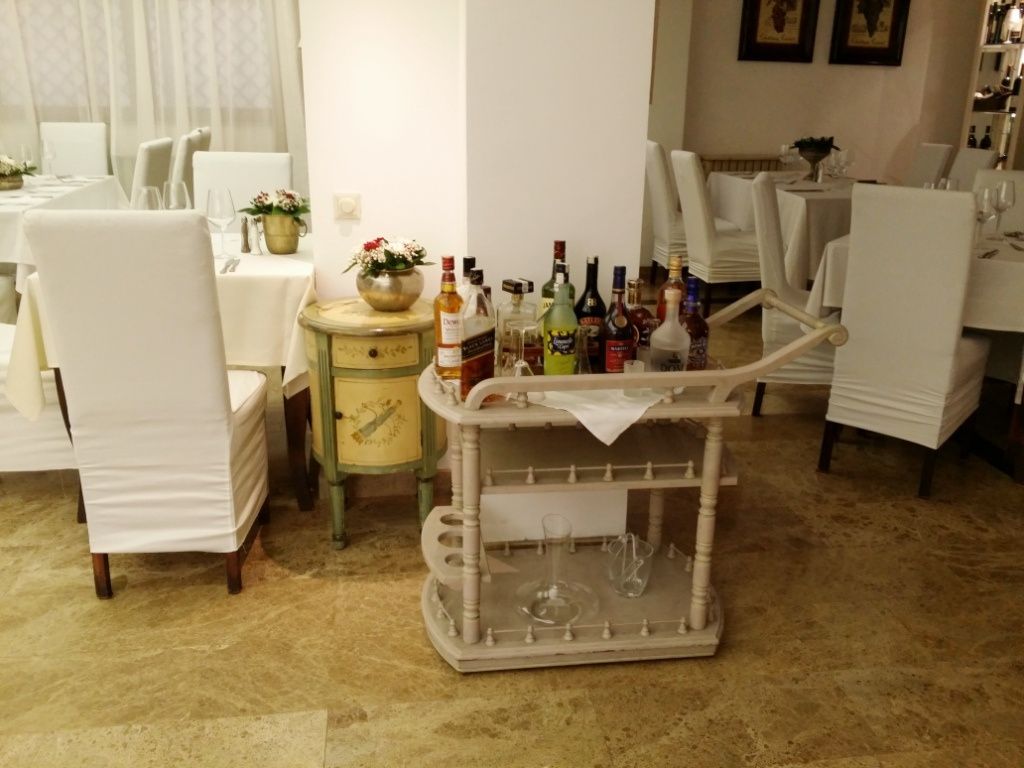 Printesa in negru cu margele albe - Imagine 11
