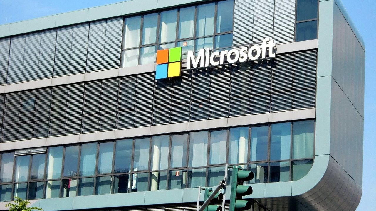 Microsoft își premiază angajații: bonusuri de 1.500 de dolari după un an de pandemie