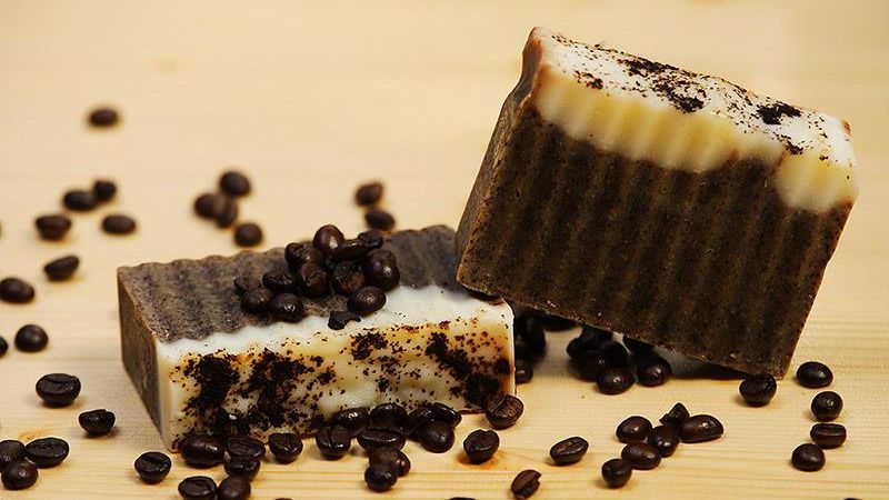 Povestea unei chimiste si a unui sociolog care au livrat cu bicicleta sapun de 20.000 de euro, in 2018