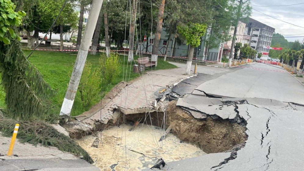 Locatarii din zona afectată de prăbușirea unei străzi în Slănic se pot întoarce la casele lor. Care a fost cauza surpării