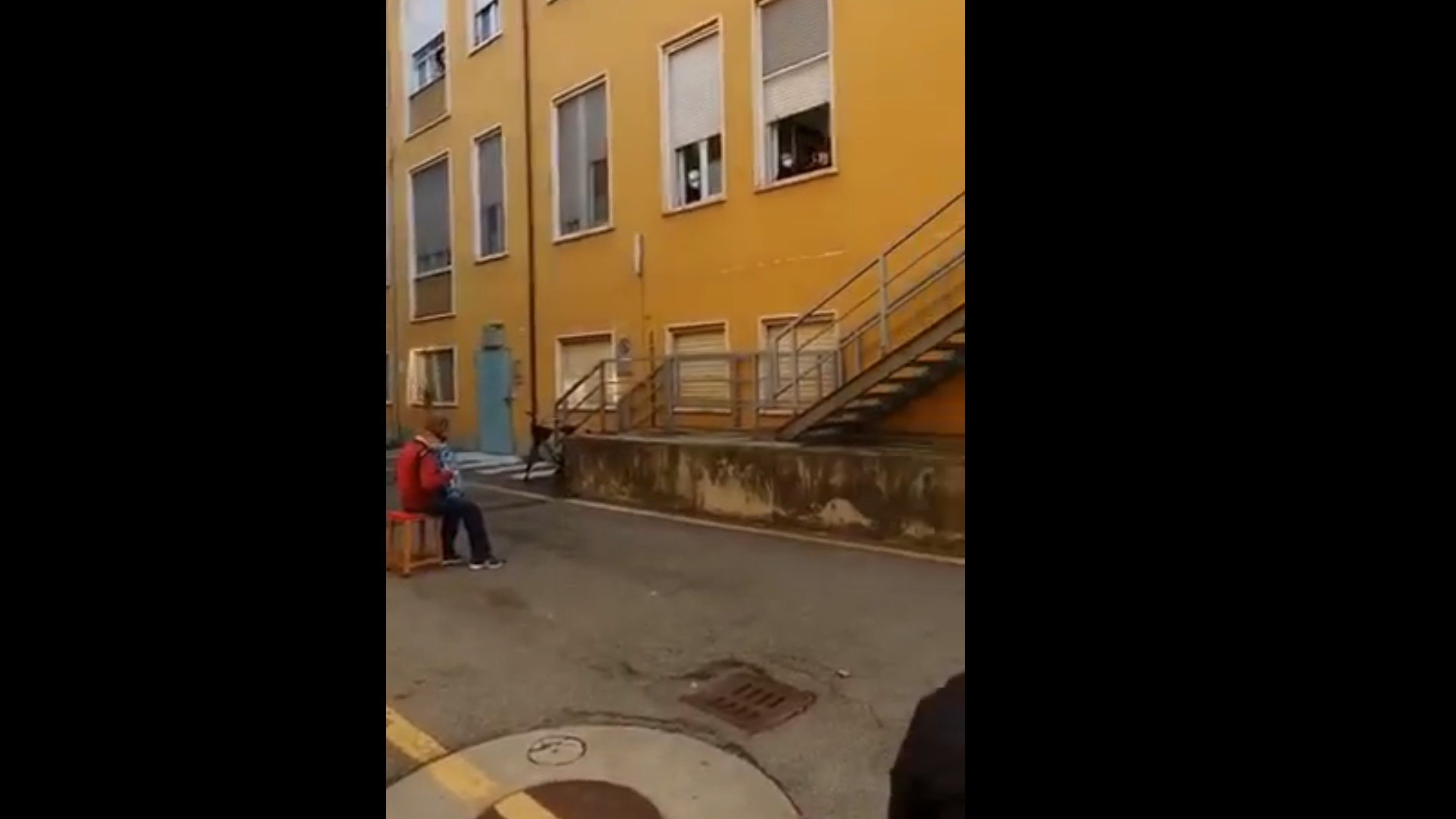 Pentru că nu își poate vizita soția în spital, un italian îi cântă serenade la acordeon în fața clădirii