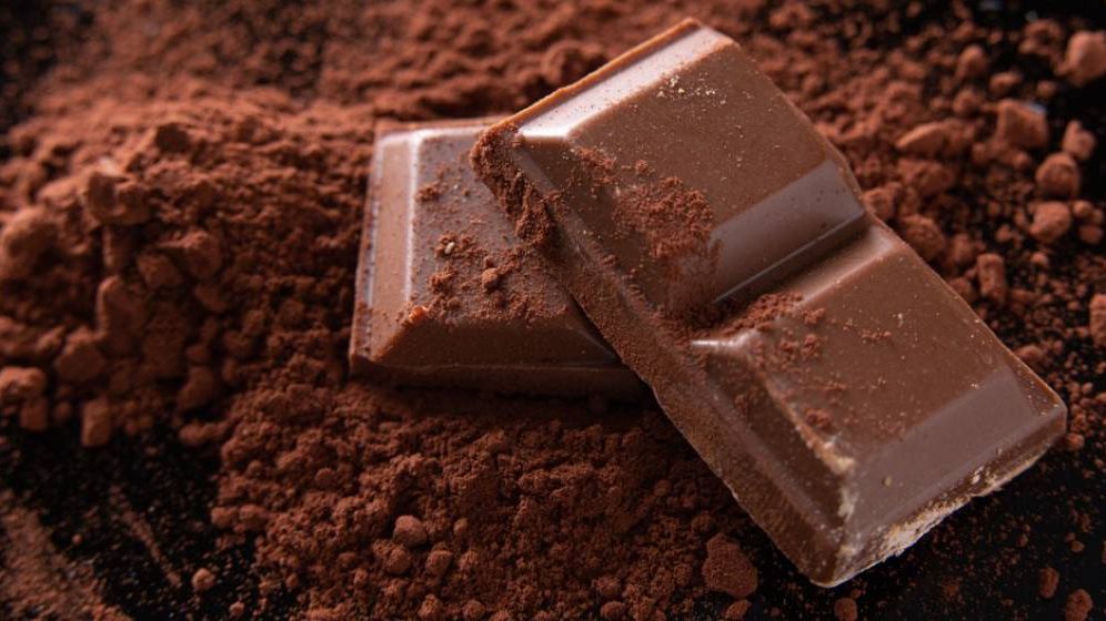 ANALIZĂ eToro | Tarifele lui Trump scumpesc ciocolata, deși prețurile la cacao sunt în scădere