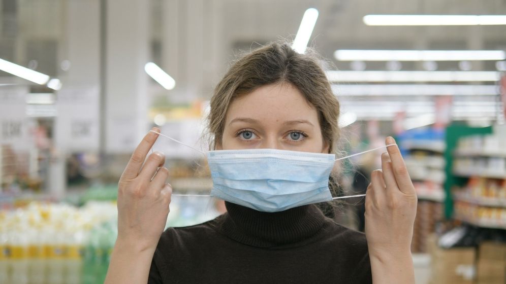 Covid-19: Autoritățile din Argeș iau în calcul să impună purtarea obligatorie a măștii în aer liber