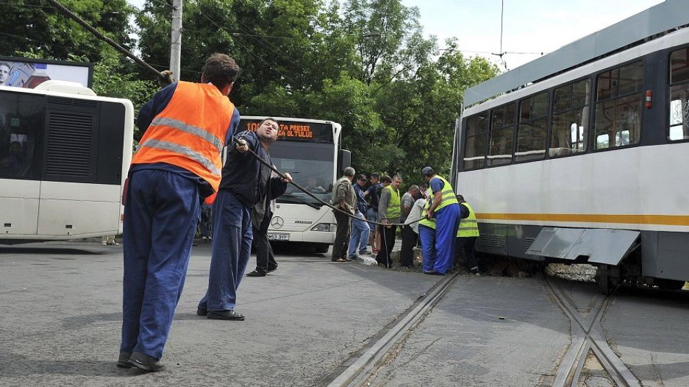 O bucată de șină a trecut prin podea și a rănit un om într-un tramvai din București