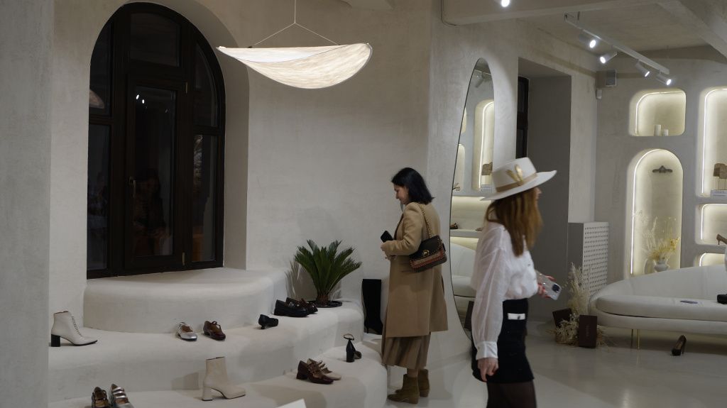 Brandul românesc de încălțăminte Alura și-a deschis showroom în București. Fondatoare: Ne-am - Imagine 10