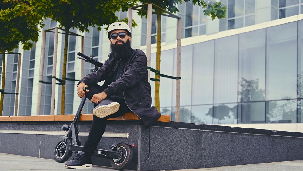 Trotinetele electrice au fost interzise pe trotuare in Franta. Amenda depaseste 100 de euro