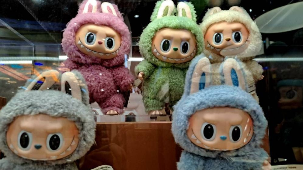 Mania Labubu face ravagii. Hoții au dat spargerea într-un magazin de păpuși și au luat tot