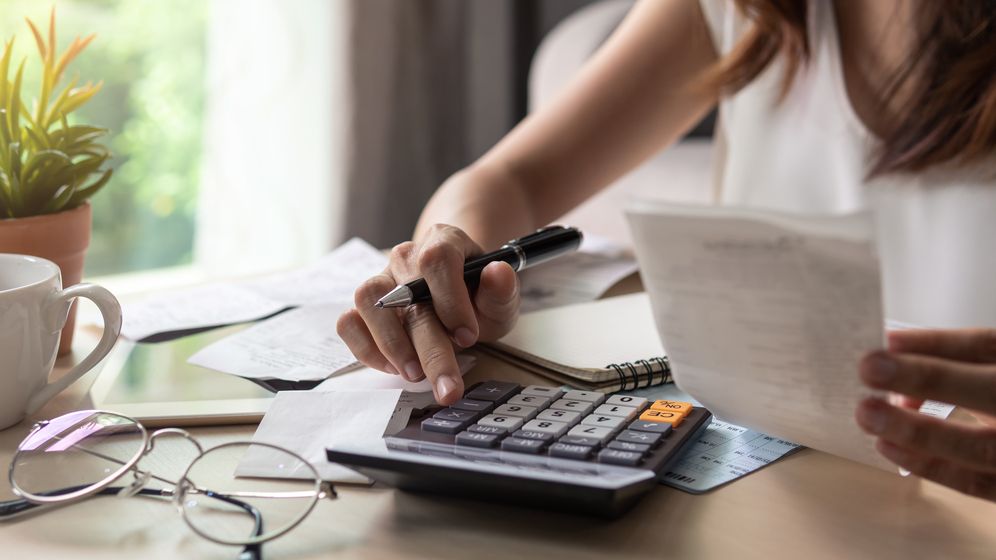 Expert financiar: Ce ar avea de câștigat românii cu credite dacă fac rocada ROBOR-IRCC