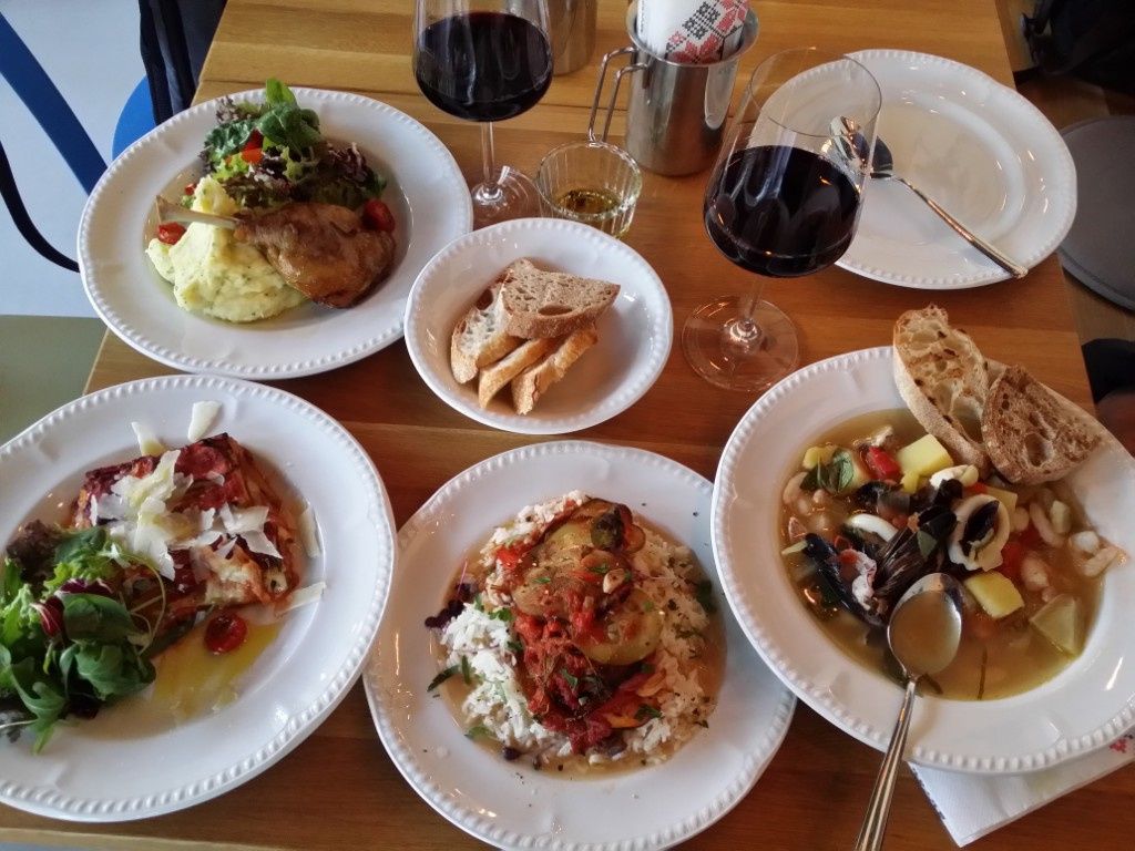 Uimirea unui chelner dintr-un winebar - Imagine 3