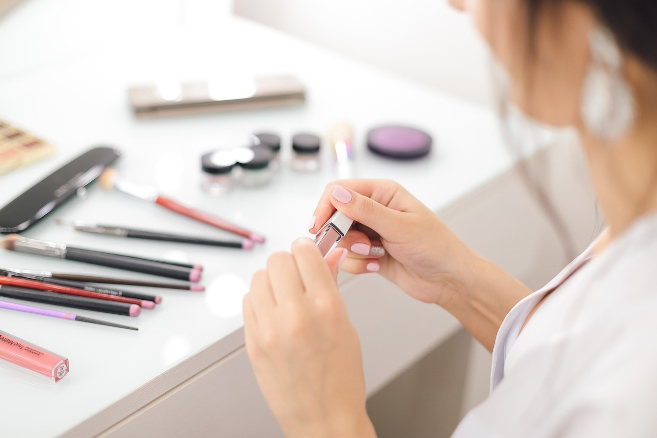 Refill-ul intră puternic în retailul de beauty din România: prețuri semnificativ mai mici pentru zeci de produse reîncărcabile