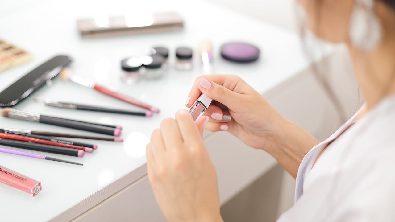 Refill-ul intră puternic în retailul de beauty din România: prețuri semnificativ mai mici pentru zeci de produse reîncărcabile