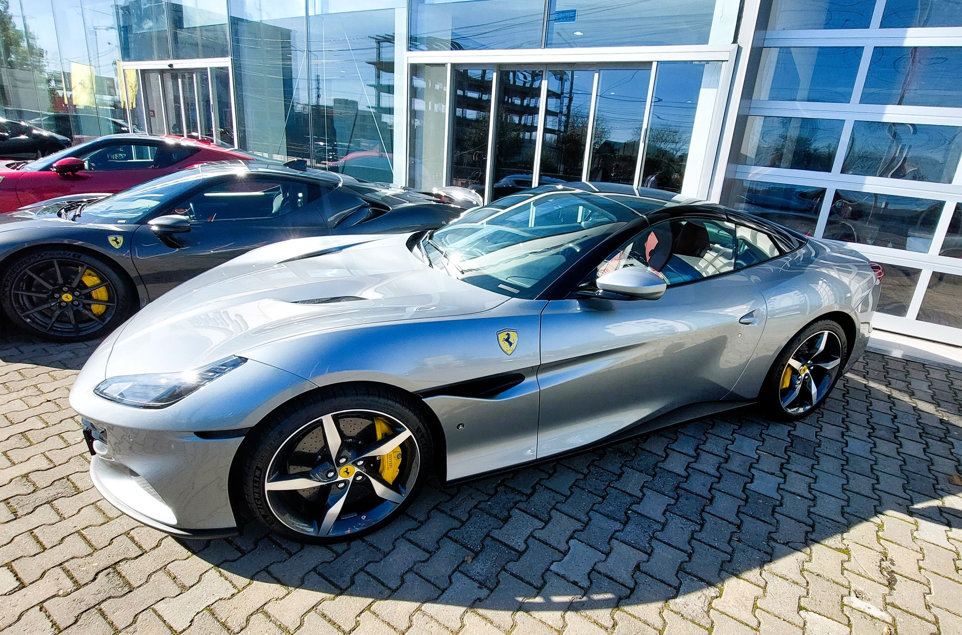 GALERIE FOTO | Ferrari a inaugurat showroom-ul de la București și a adus în premieră noul model Amalfi - Poza 1