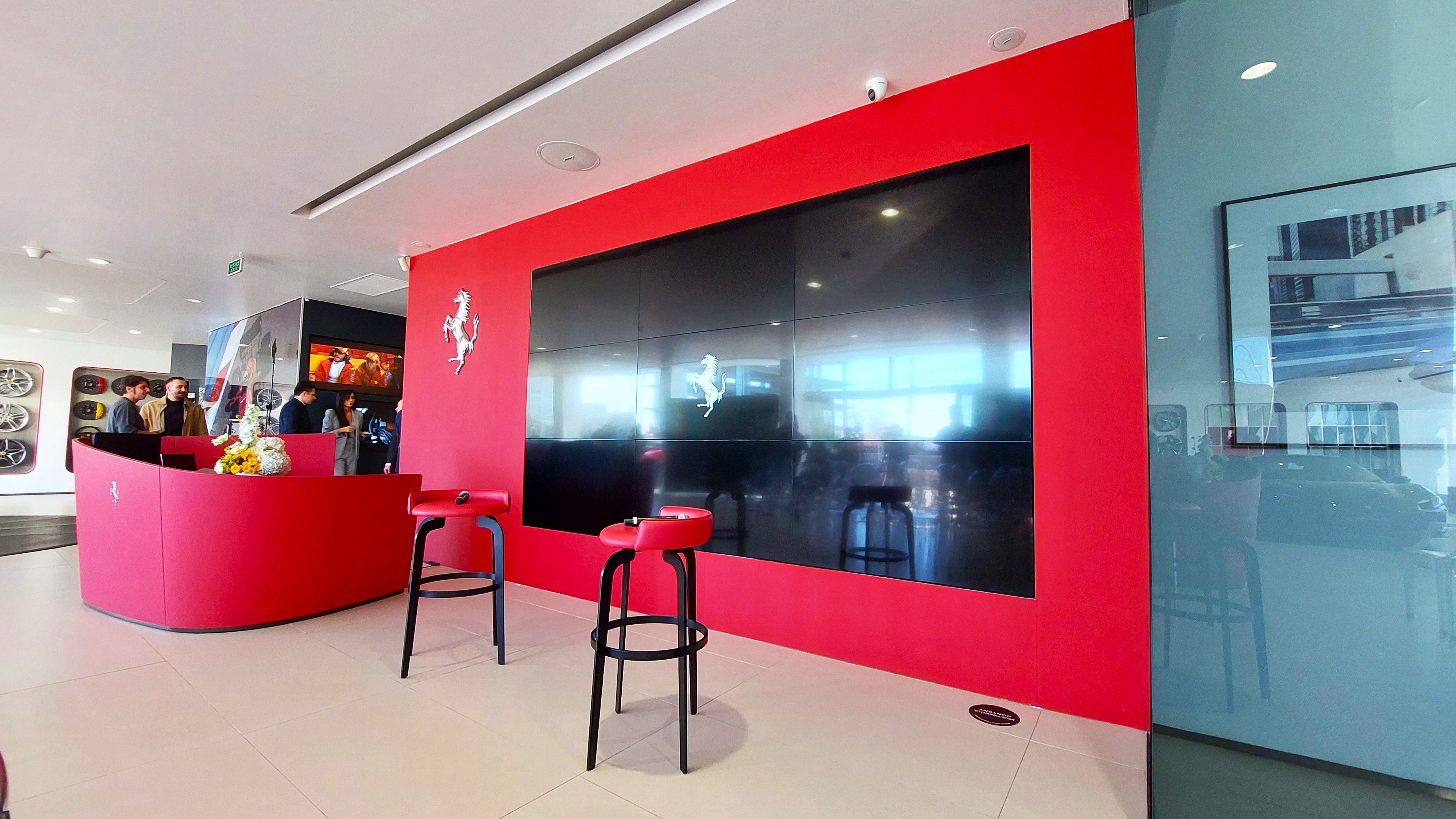 GALERIE FOTO | Ferrari a inaugurat showroom-ul de la București și a adus în premieră noul model Amalfi - Poza 26