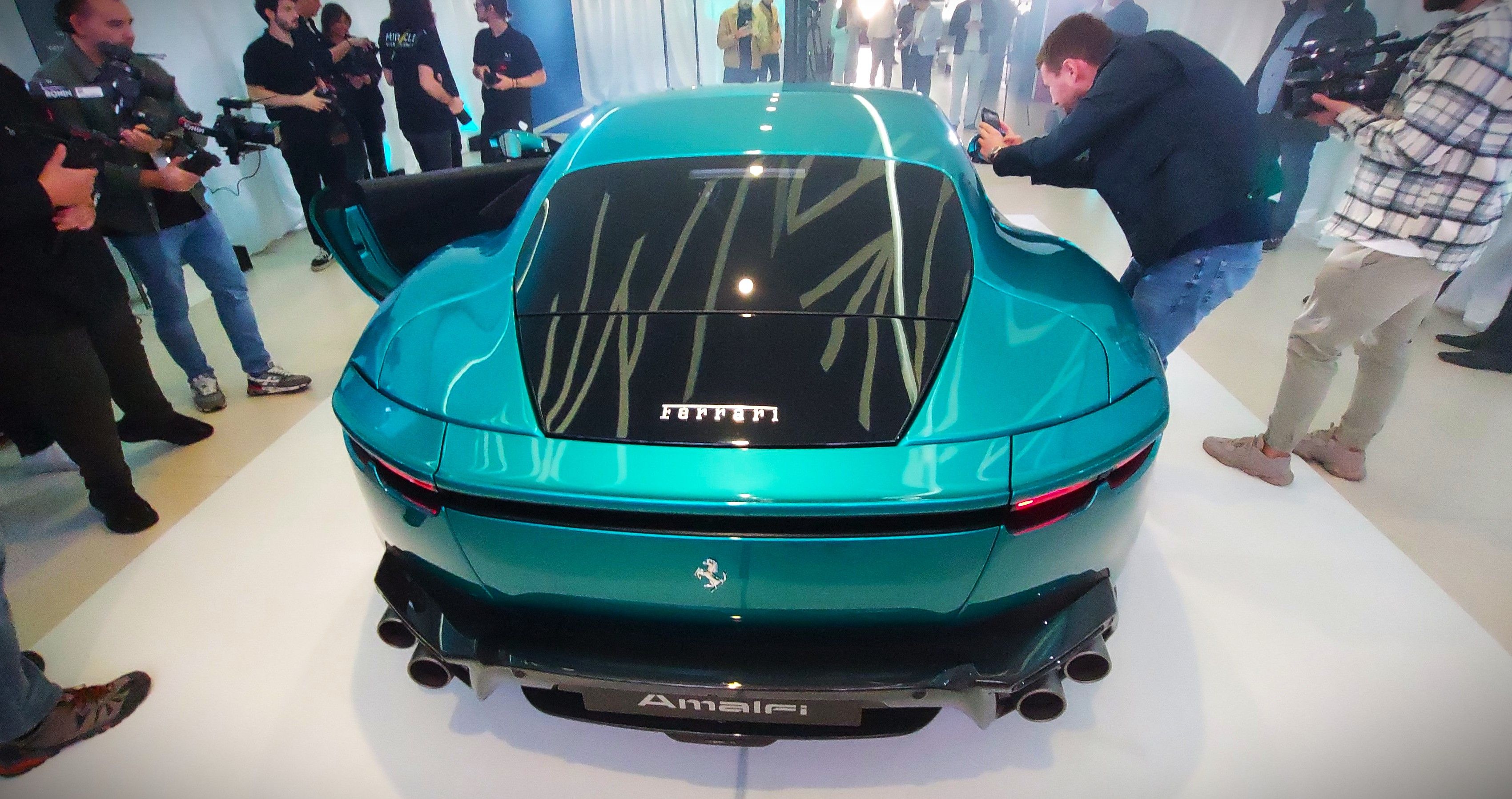GALERIE FOTO | Ferrari a inaugurat showroom-ul de la București și a adus în premieră noul model Amalfi - Poza 19