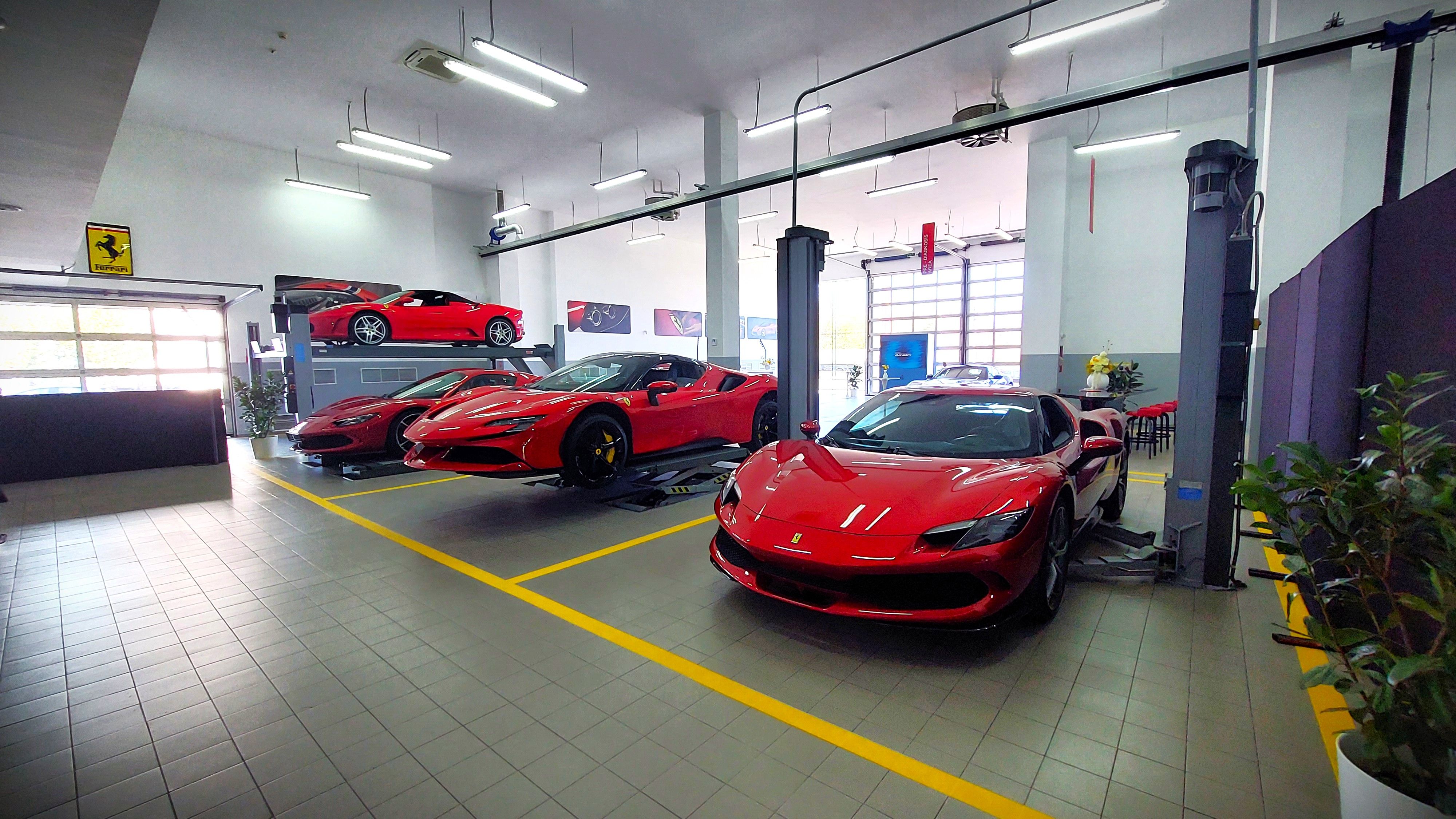 GALERIE FOTO | Ferrari a inaugurat showroom-ul de la București și a adus în premieră noul model Amalfi - Poza 11