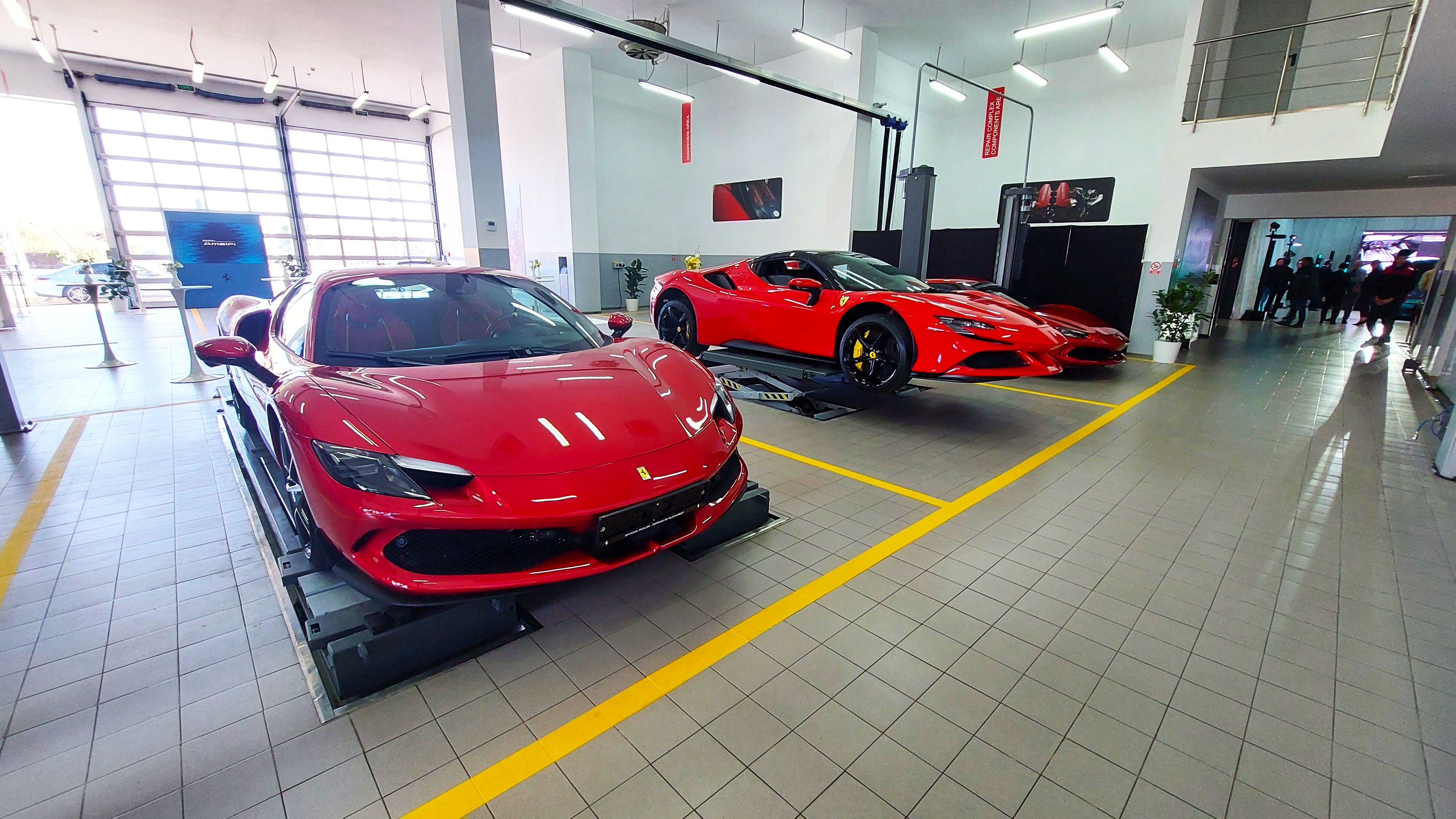 GALERIE FOTO | Ferrari a inaugurat showroom-ul de la București și a adus în premieră noul model Amalfi - Poza 10