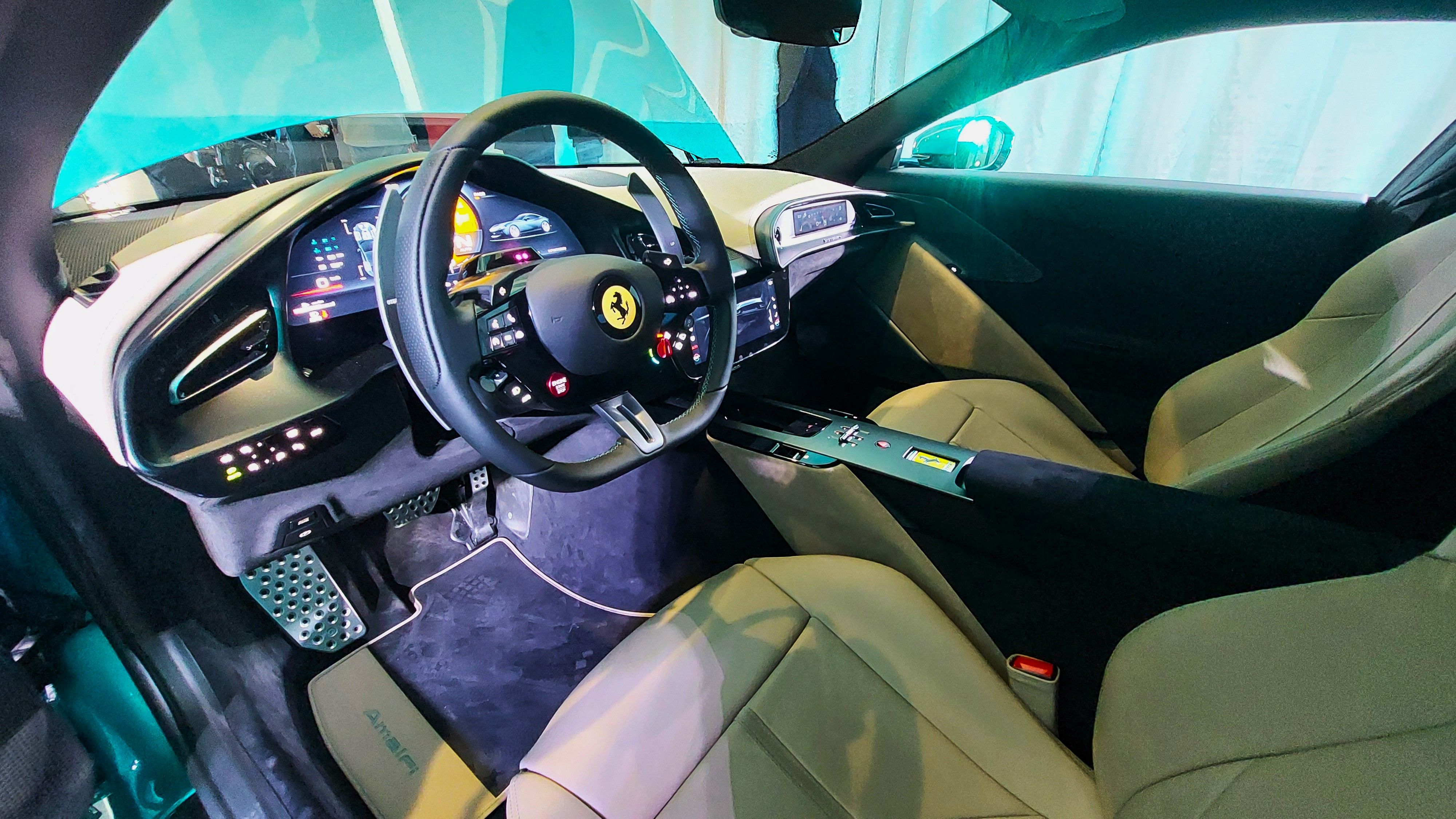 GALERIE FOTO | Ferrari a inaugurat showroom-ul de la București și a adus în premieră noul model Amalfi - Poza 8