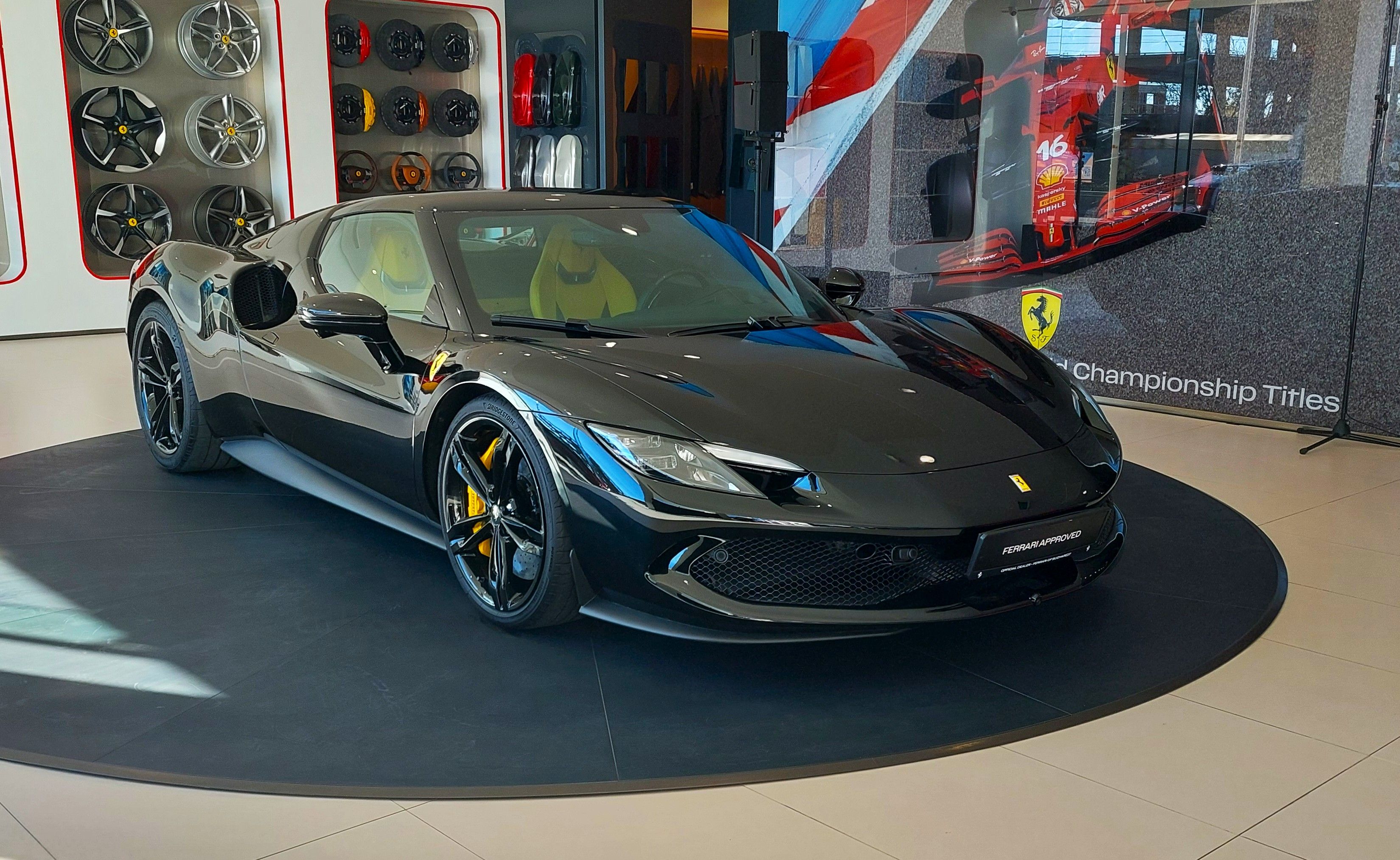 GALERIE FOTO | Ferrari a inaugurat showroom-ul de la București și a adus în premieră noul model Amalfi - Poza 4