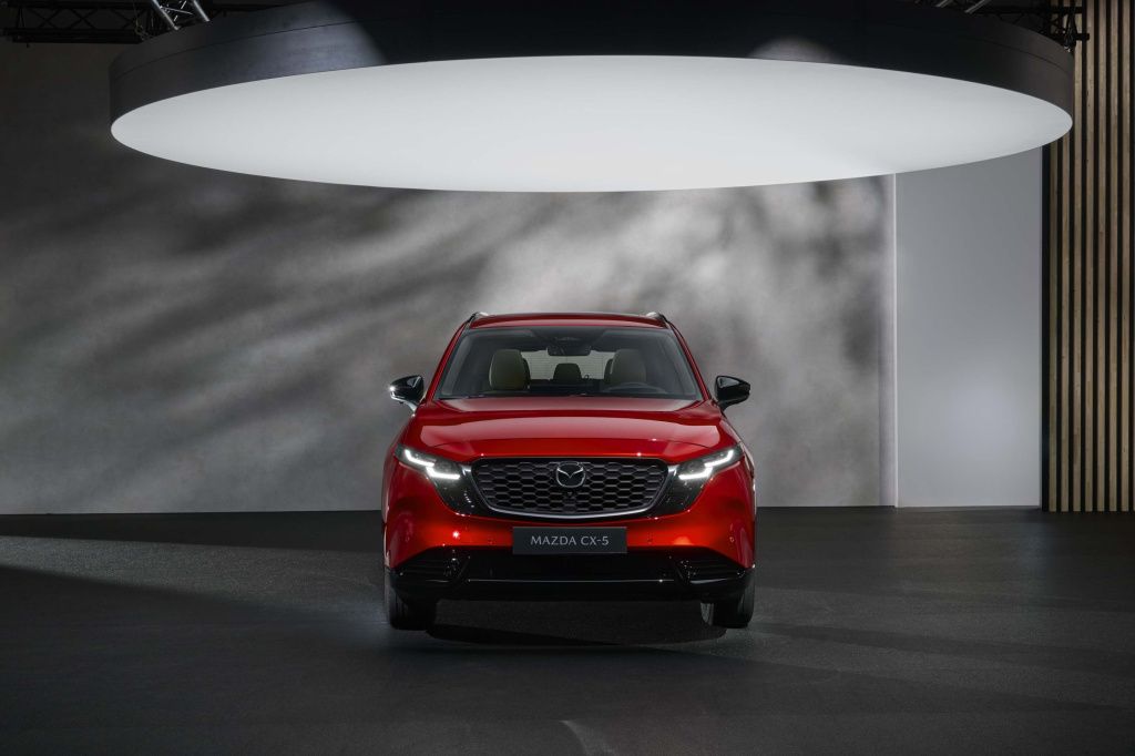 [FOTO] Noua Mazda CX-5 este mai mare, dar pierde motorizarea diesel - Imagine 11