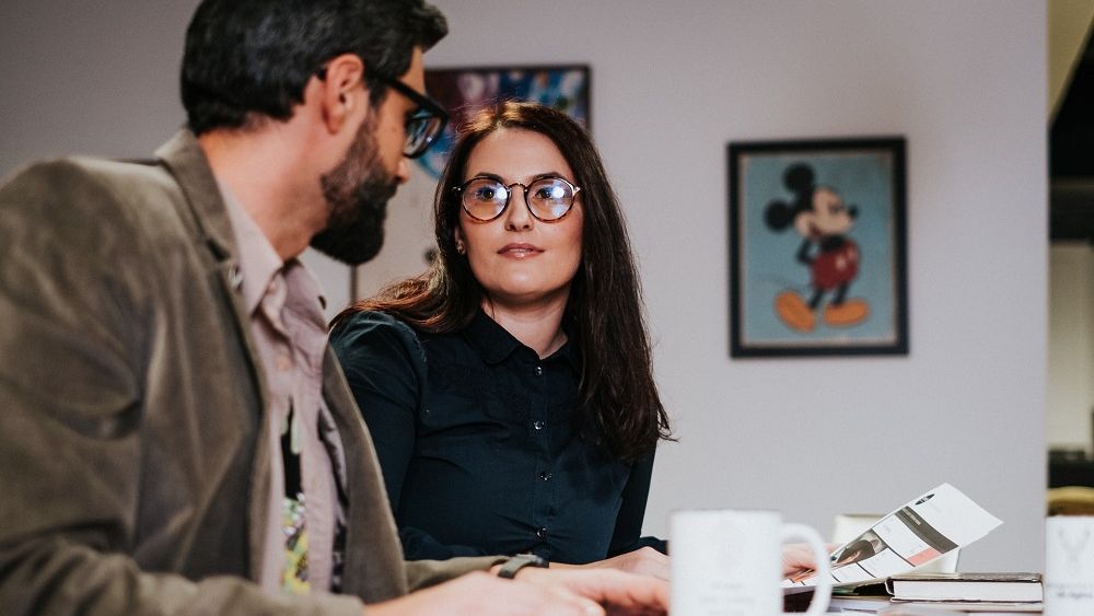 Un sfert dintre angajații români și-au găsit în ultimii 2 ani perechea printre colegii de muncă