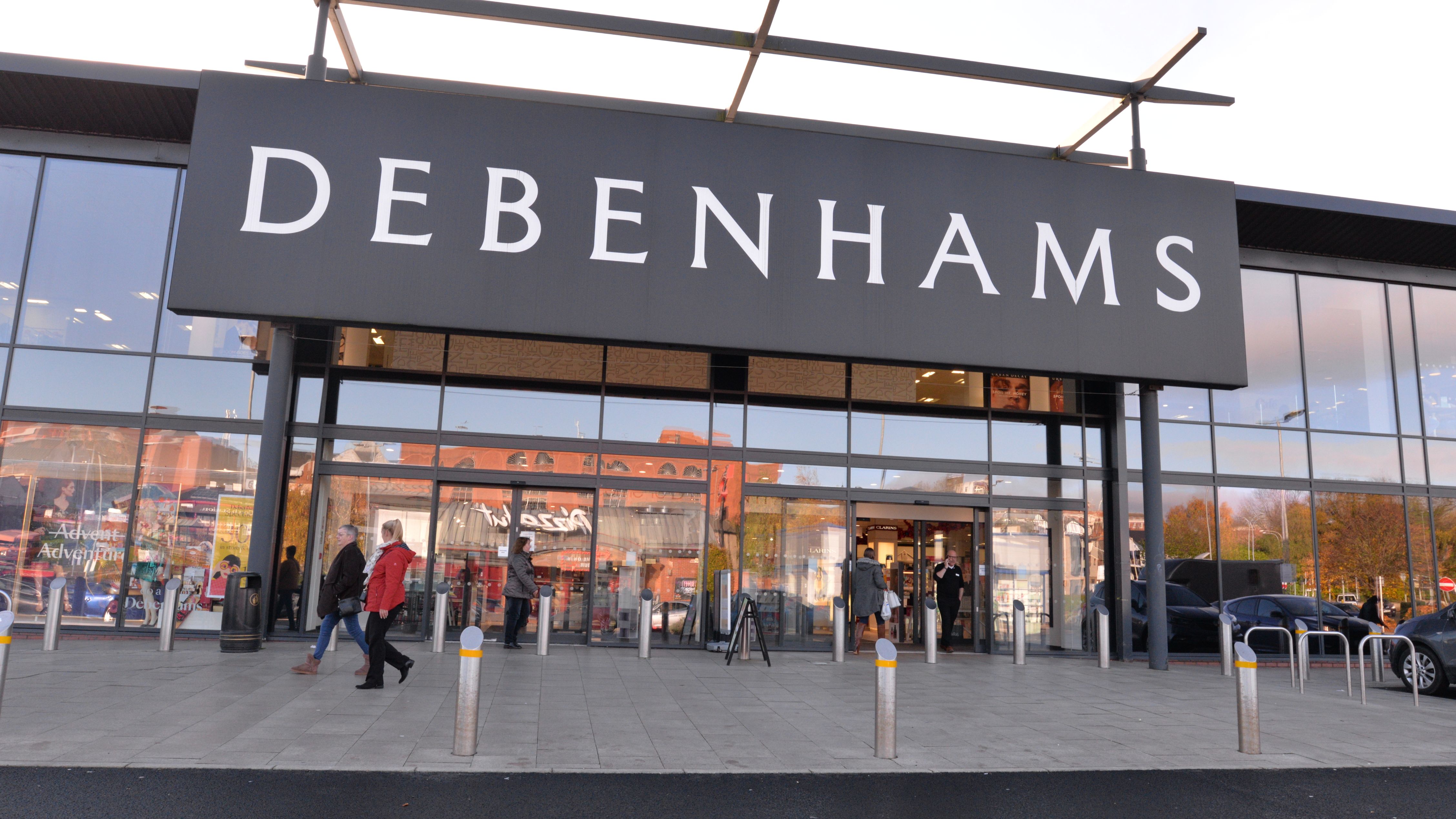 Retailerul Debenhams concediază 2.500 de angajați în Marea Britanie