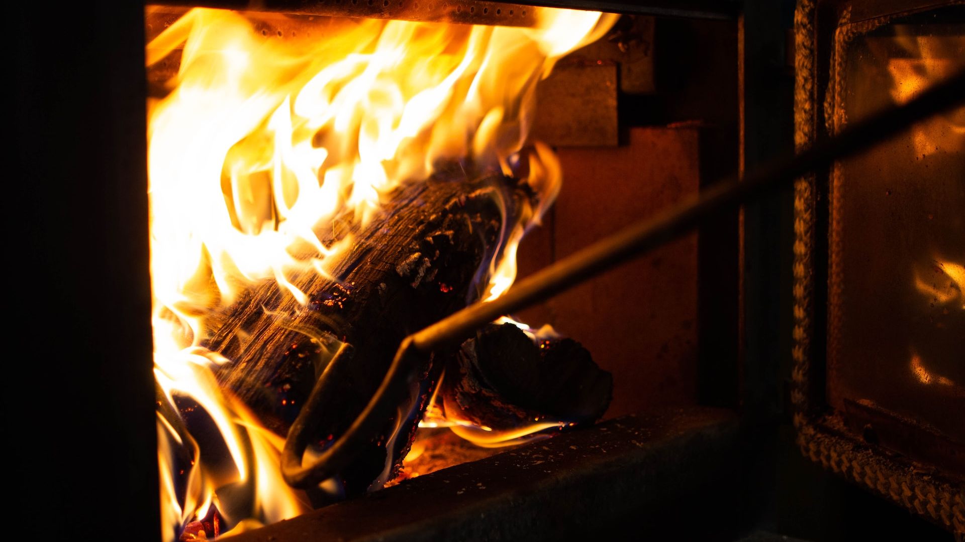 Vouchere pentru sobe, promise de ministrul Mediului. Cât de multe sobe există în România și cât poluează