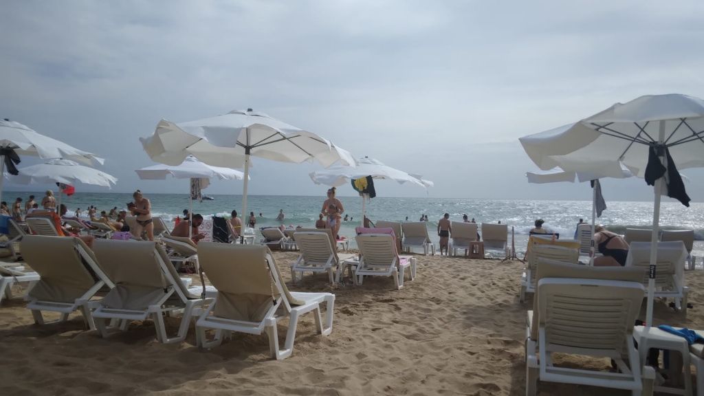 GALERIE FOTO | Golden Sands sau, mai degrabă, "žRomanian Sands": cât costa un sezlong într-una - Imagine 2