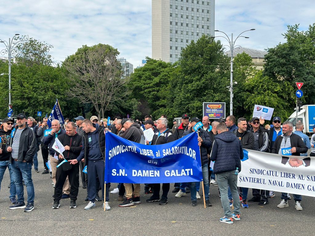 FOTO: Mai multe organizații sindicale protestează în fața Guvernului și cer reducerea fiscalitÄ - Imagine 4