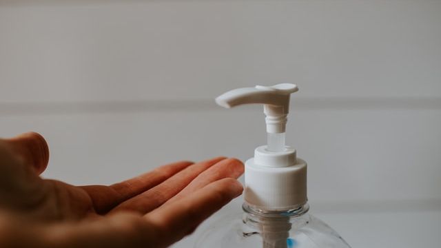 P&G donează igienizant pentru mâini școlilor din România