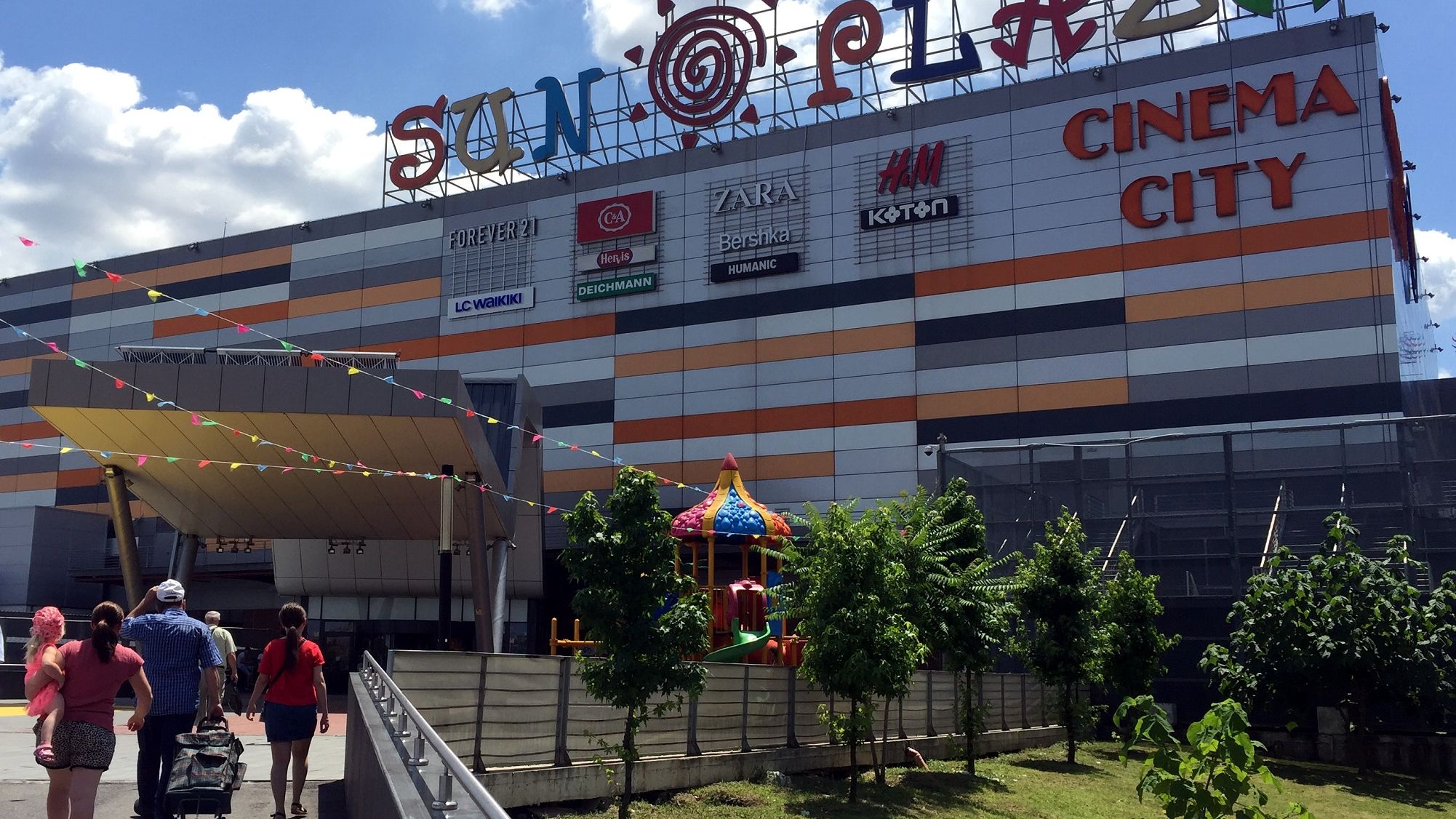 Peste 100 de persoane au fost evacuate din Sun Plaza în urma unor degajări de fum