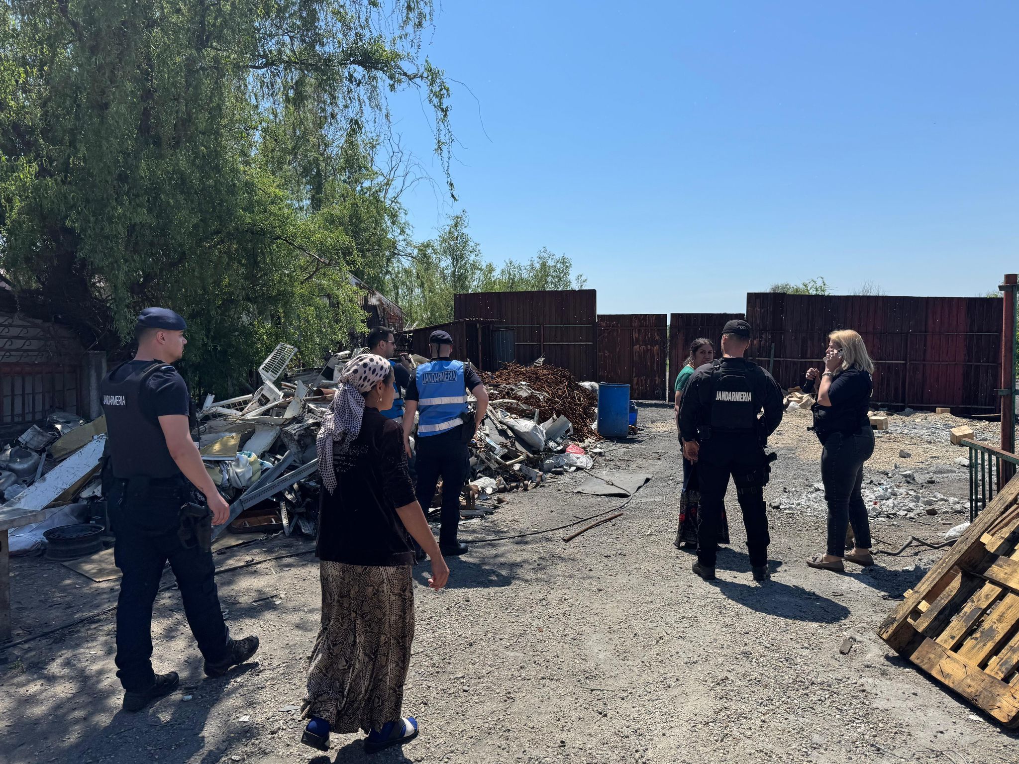 [FOTO] Zeci de tone de deșeuri confiscate la Sintești-Jilava. Buzoianu: ”Vorbim despre un fenomen complex care cere acțiune” - Poza 8