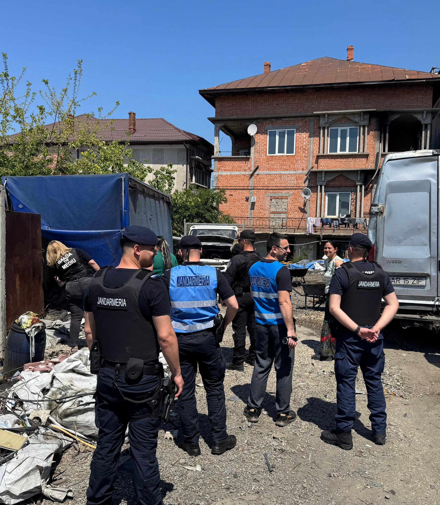 [FOTO] Zeci de tone de deșeuri confiscate la Sintești-Jilava. Buzoianu: ”Vorbim despre un fenomen complex care cere acțiune” - Poza 5
