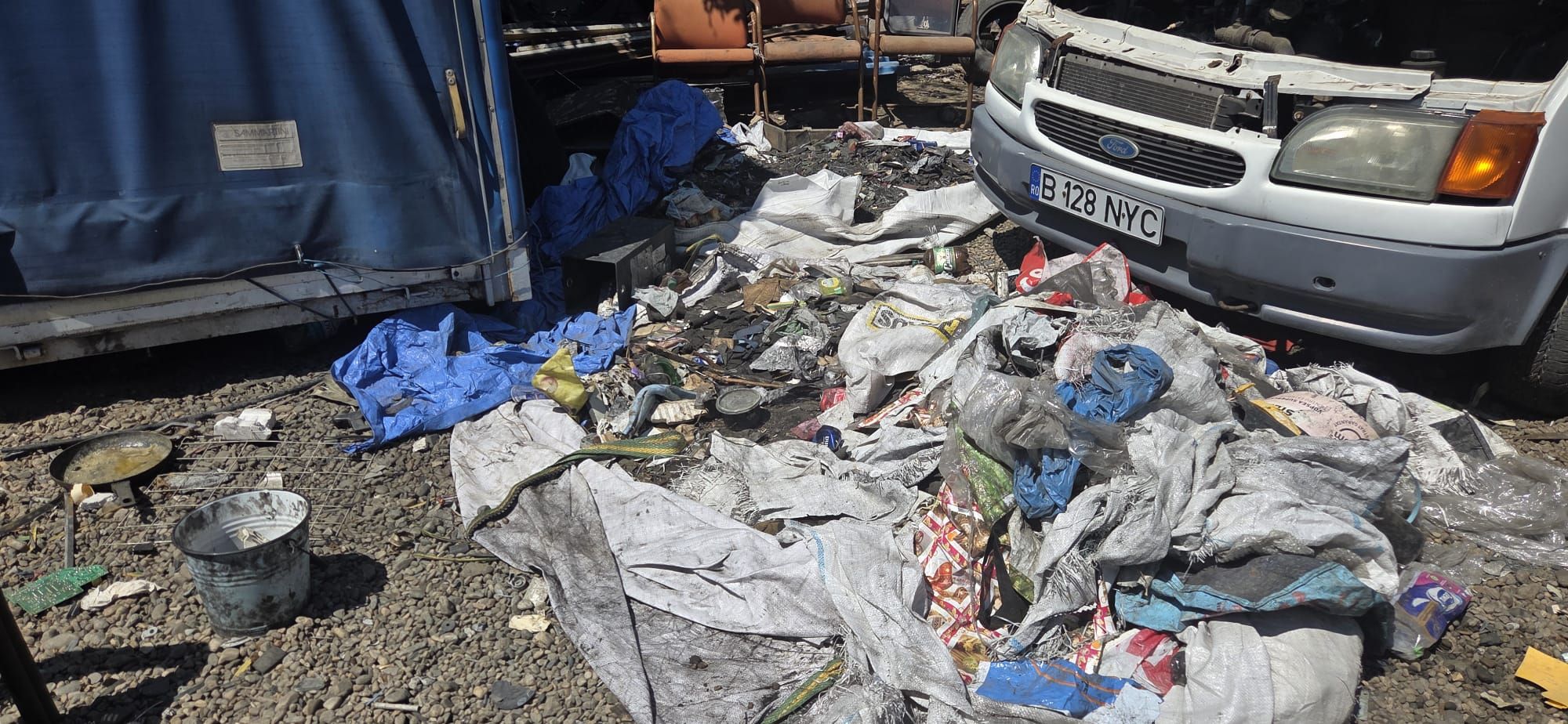 [FOTO] Zeci de tone de deșeuri confiscate la Sintești-Jilava. Buzoianu: ”Vorbim despre un fenomen complex care cere acțiune” - Poza 10