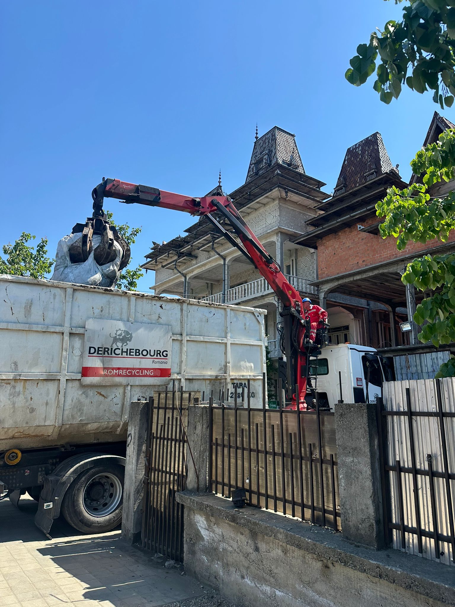 [FOTO] Zeci de tone de deșeuri confiscate la Sintești-Jilava. Buzoianu: ”Vorbim despre un fenomen complex care cere acțiune” - Poza 6