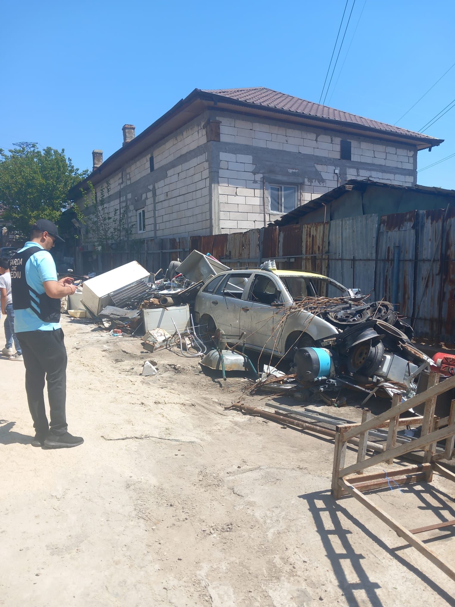 [FOTO] Zeci de tone de deșeuri confiscate la Sintești-Jilava. Buzoianu: ”Vorbim despre un fenomen complex care cere acțiune” - Poza 18