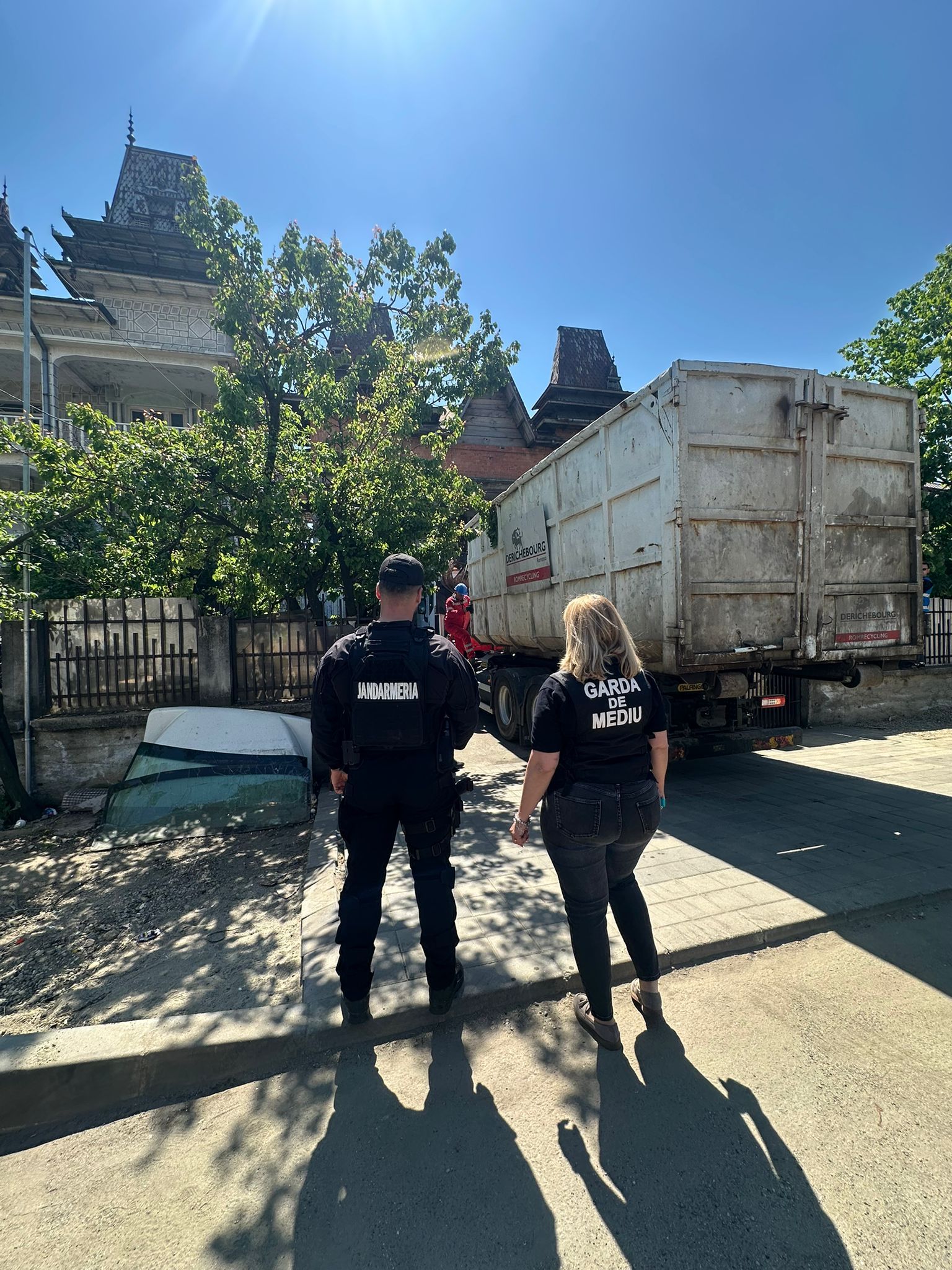[FOTO] Zeci de tone de deșeuri confiscate la Sintești-Jilava. Buzoianu: ”Vorbim despre un fenomen complex care cere acțiune” - Poza 3