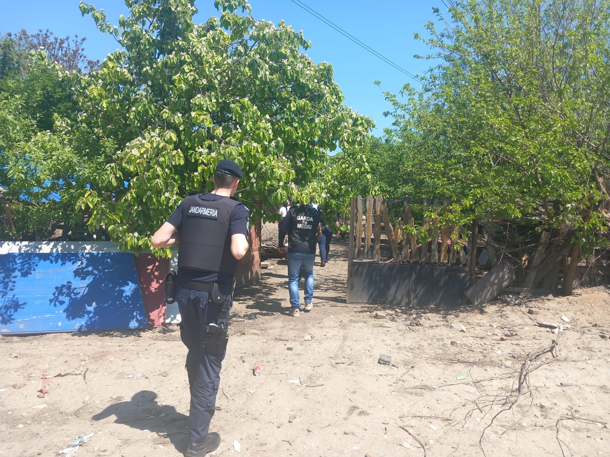 [FOTO] Zeci de tone de deșeuri confiscate la Sintești-Jilava. Buzoianu: ”Vorbim despre un fenomen complex care cere acțiune” - Poza 21