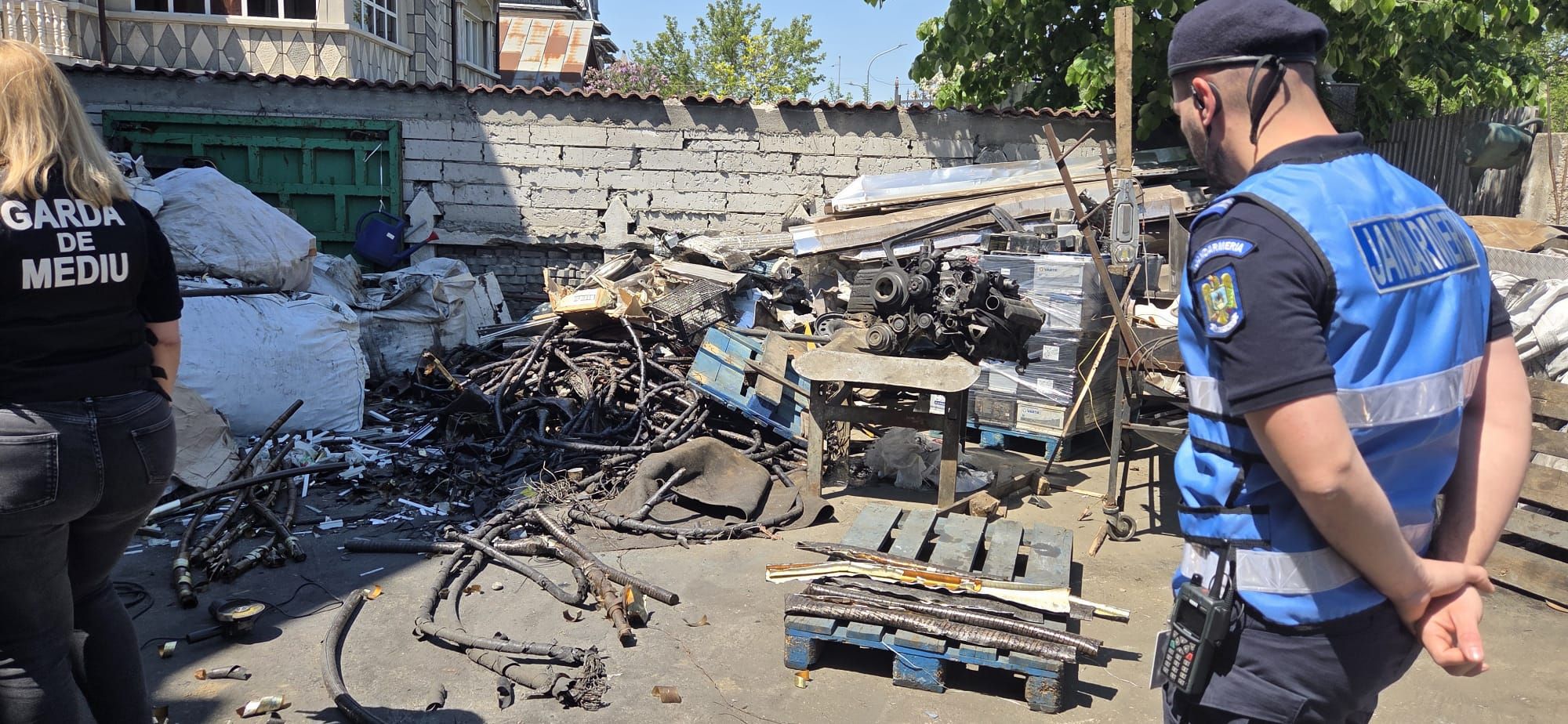 [FOTO] Zeci de tone de deșeuri confiscate la Sintești-Jilava. Buzoianu: ”Vorbim despre un fenomen complex care cere acțiune” - Poza 15
