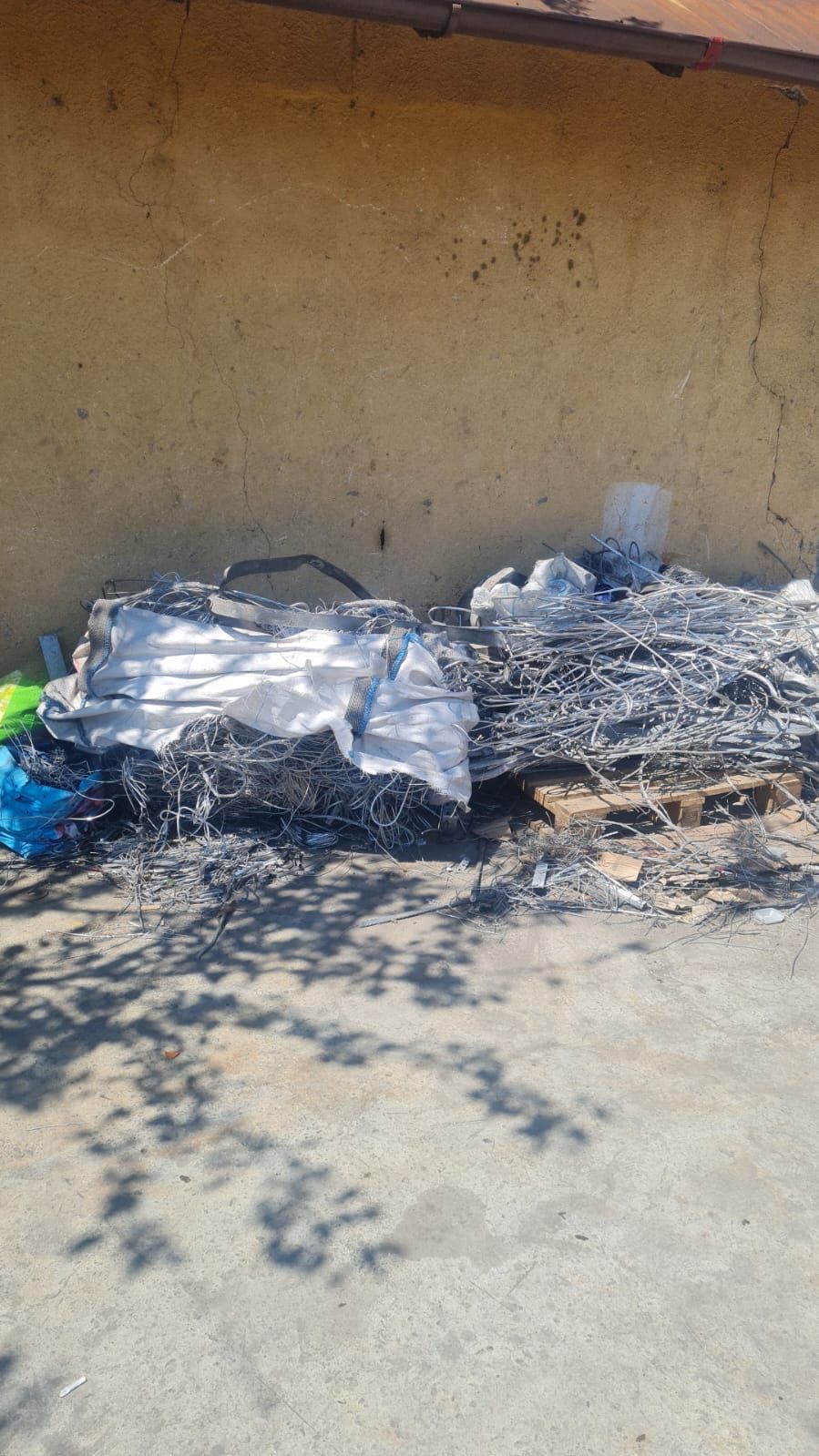 [FOTO] Zeci de tone de deșeuri confiscate la Sintești-Jilava. Buzoianu: ”Vorbim despre un fenomen complex care cere acțiune” - Poza 2