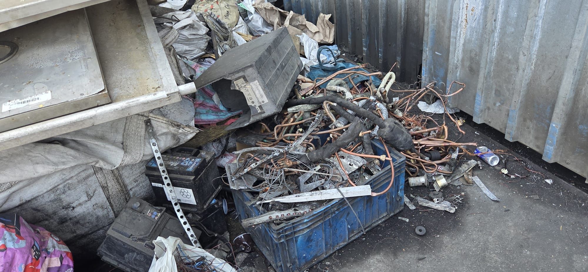 [FOTO] Zeci de tone de deșeuri confiscate la Sintești-Jilava. Buzoianu: ”Vorbim despre un fenomen complex care cere acțiune” - Poza 11