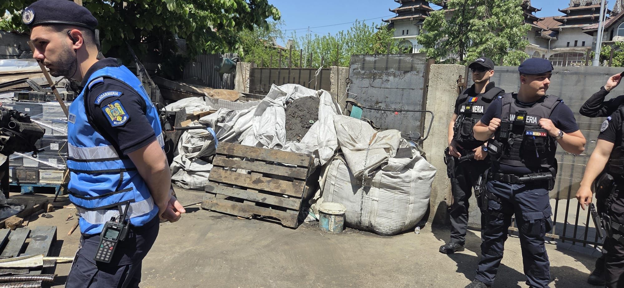 [FOTO] Zeci de tone de deșeuri confiscate la Sintești-Jilava. Buzoianu: ”Vorbim despre un fenomen complex care cere acțiune” - Poza 12