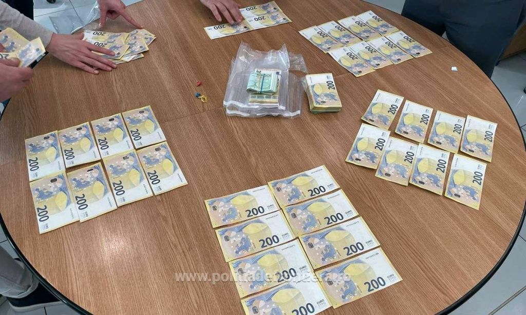 Prins pe Aeroportul Otopeni cu sute de mii de euro: cum voia un bărbat să intre în țară - Imagine 7