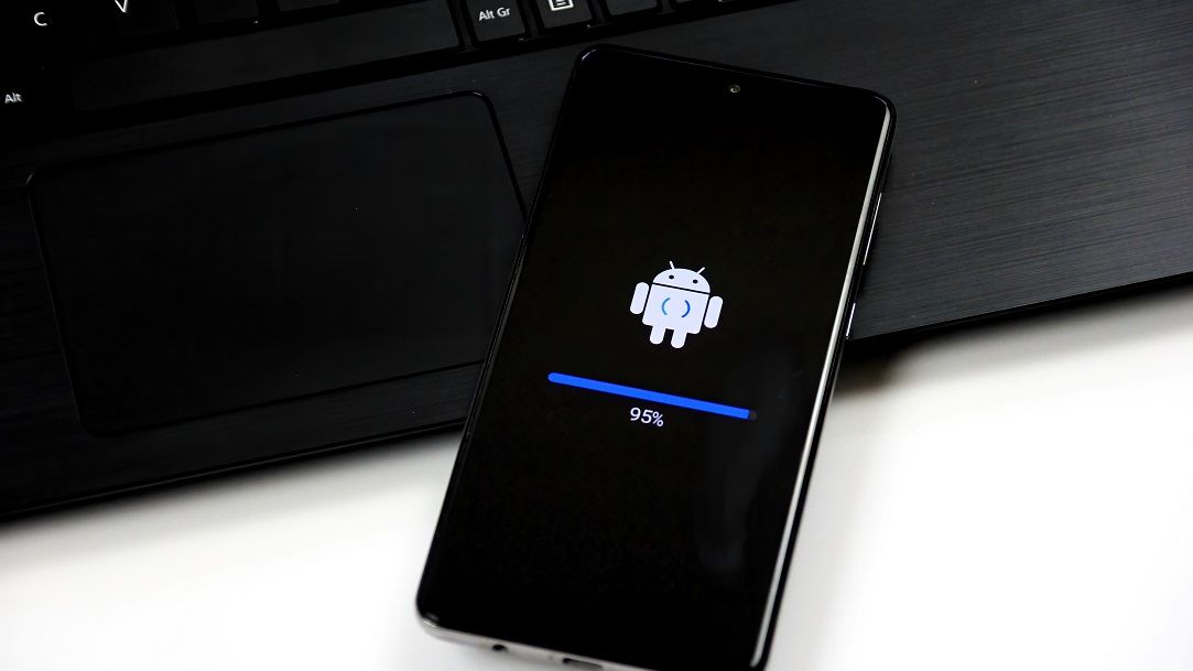 Aplicații care îți virusează telefonul: care sunt cele mai populare și cum afli dacă ești victima hackerilor