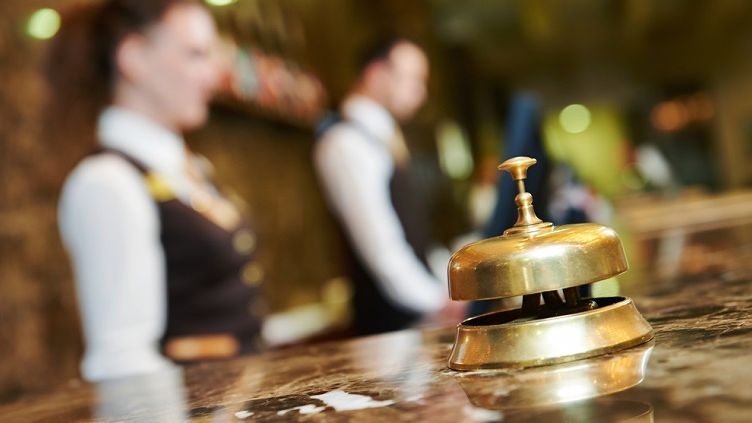 Cat castiga un angajat de la receptia hotelului Intercontinental. Ce alte beneficii primeste